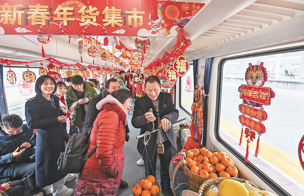 2月5日，旅客正在列车上购买水果。